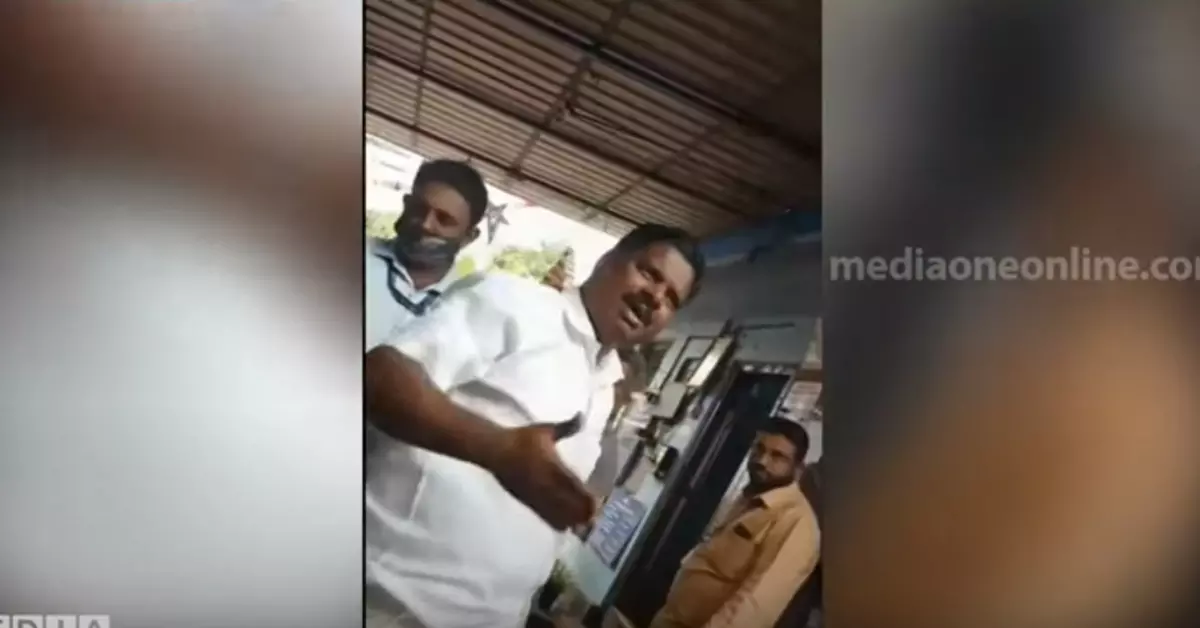 വീട്ടിലെ വൈദ്യുതി വിച്ഛേദിച്ചതിന് കെ.എസ്.ഇ.ബി ജീവനക്കാർക്ക് സിപിഎം നേതാവിന്റെ അസഭ്യവർഷം വീട്ടിലെ വൈദ്യുതി വിച്ഛേദിച്ചതിന് കെ.എസ്.ഇ.ബി ജീവനക്കാർക്ക് സിപിഎം നേതാവിന്റെ അസഭ്യവർഷം