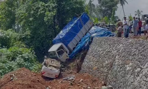 നിയന്ത്രണം വിട്ട ലോറി ബൈക്കിലും കാറിലും ഇടിച്ച് താഴ്ചയിലേക്ക് പതിച്ചു; വൻ അപകടം ഒഴിവായത് തലനാരിഴയ്ക്ക്
