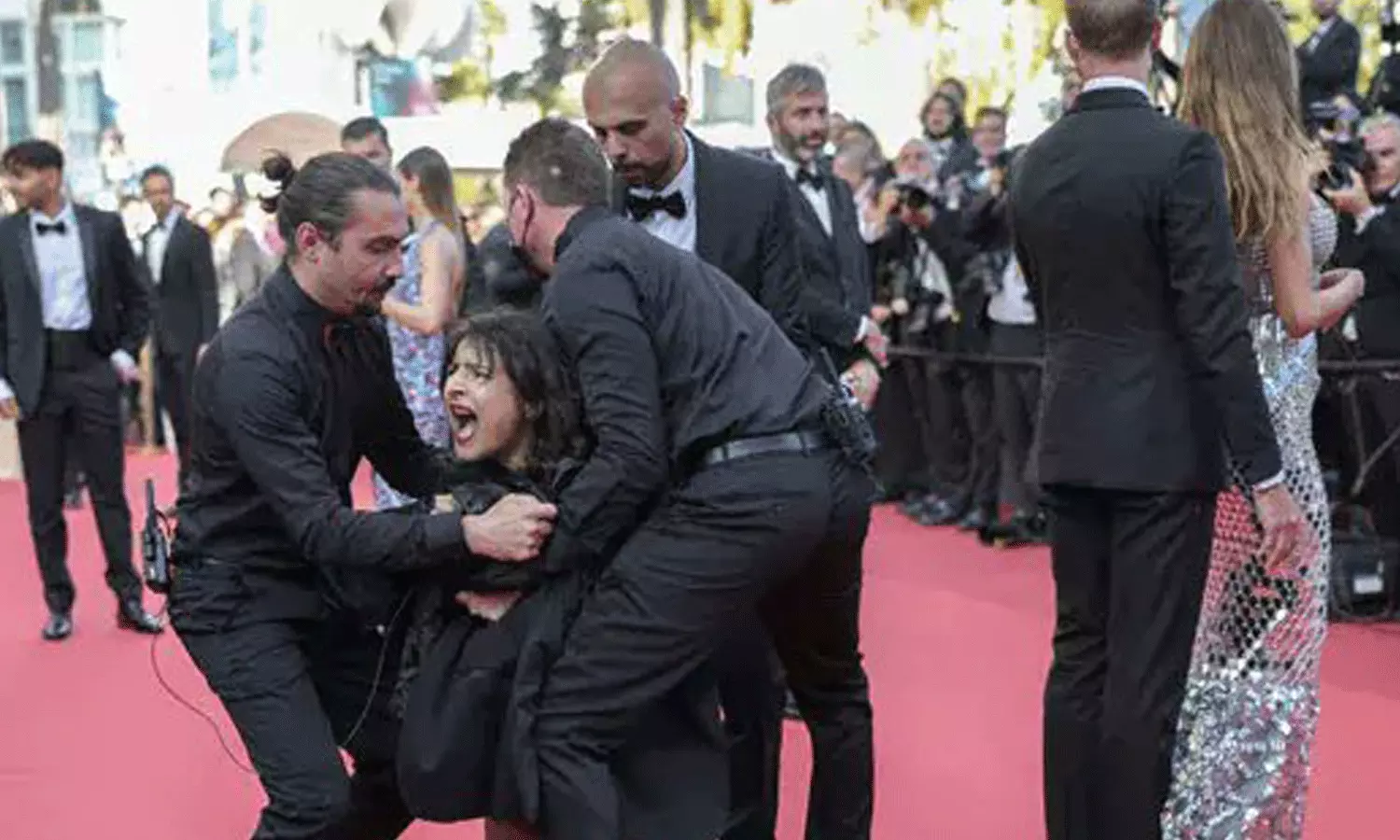 ഞങ്ങളെ ബലാത്സംഗം ചെയ്യുന്നത് നിർത്തൂ; കാൻ റെഡ് കാർപ്പെറ്റിൽ വിവസ്ത്രയായെത്തി യുവതിയുടെ പ്രതിഷേധം ഞങ്ങളെ ബലാത്സംഗം ചെയ്യുന്നത് നിർത്തൂ; കാൻ റെഡ് കാർപ്പെറ്റിൽ വിവസ്ത്രയായെത്തി യുവതിയുടെ പ്രതിഷേധം