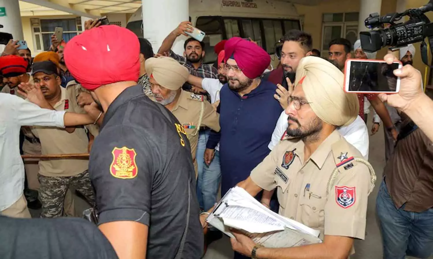 ജയിലിൽ സിദ്ദുവിന്റെ താമസം എട്ട് കൊലക്കേസ് പ്രതികളുടെ കൂടെ; ഉറക്കം സിമന്റ് കട്ടിലിൽ ജയിലിൽ സിദ്ദുവിന്റെ താമസം എട്ട് കൊലക്കേസ് പ്രതികളുടെ കൂടെ; ഉറക്കം സിമന്റ് കട്ടിലിൽ