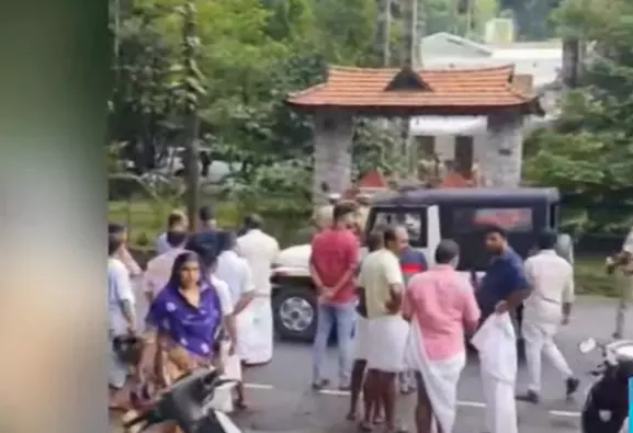 വെണ്ണല വിദ്വേഷ പ്രസംഗം; പി.സി ജോർജിന്റെ വീട്ടിൽ പൊലീസ് പരിശോധന വെണ്ണല വിദ്വേഷ പ്രസംഗം; പി.സി ജോർജിന്റെ വീട്ടിൽ പൊലീസ് പരിശോധന