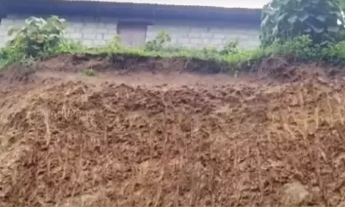 അനധികൃതമായ മണ്ണെടുക്കൽ; കുടുംബത്തിന്റെ സ്വപ്നകൂടാരം അപകടാവസ്ഥയിൽ