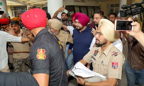 ജയിലിൽ സിദ്ദുവിന്റെ താമസം എട്ട് കൊലക്കേസ് പ്രതികളുടെ കൂടെ; ഉറക്കം സിമന്റ് കട്ടിലിൽ