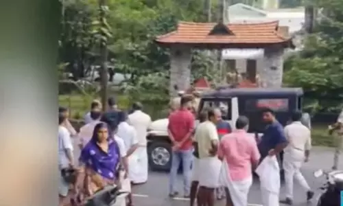 വെണ്ണല വിദ്വേഷ പ്രസംഗം; പി.സി ജോർജിന്റെ വീട്ടിൽ പൊലീസ് പരിശോധന വെണ്ണല വിദ്വേഷ പ്രസംഗം; പി.സി ജോർജിന്റെ വീട്ടിൽ പൊലീസ് പരിശോധന