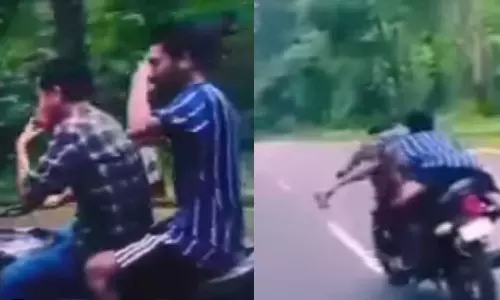 കിട്ടിയോ..? ഇല്ല ചോദിച്ച് വാങ്ങിച്ചു; ബൈക്ക് അഭ്യാസത്തിനിടെ നിരങ്ങിനീങ്ങി; പൊലീസ് കേസെടുത്തു