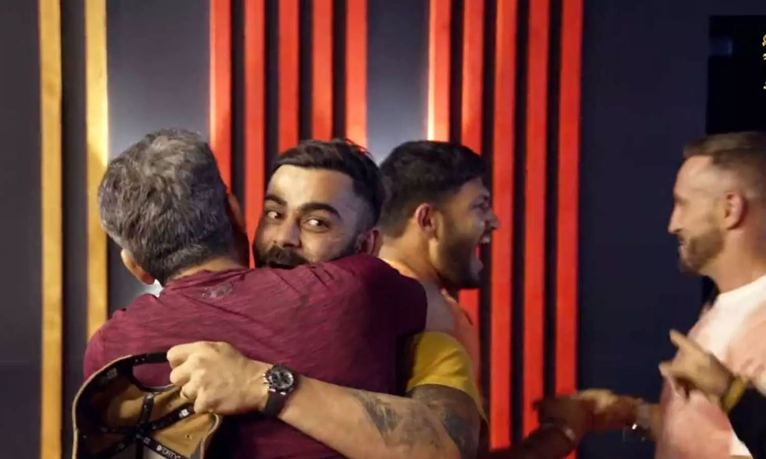 മുംബൈയുടെ ഓരോ റണ്ണിനും ആർത്തുവിളിച്ച് കോഹ്ലി; ഡൽഹിയുടെ വിക്കറ്റ് വീഴ്ചയില്‍ ഇളകിമറിഞ്ഞ് ബാംഗ്ലൂർ ക്യാംപ്- വിഡിയോ