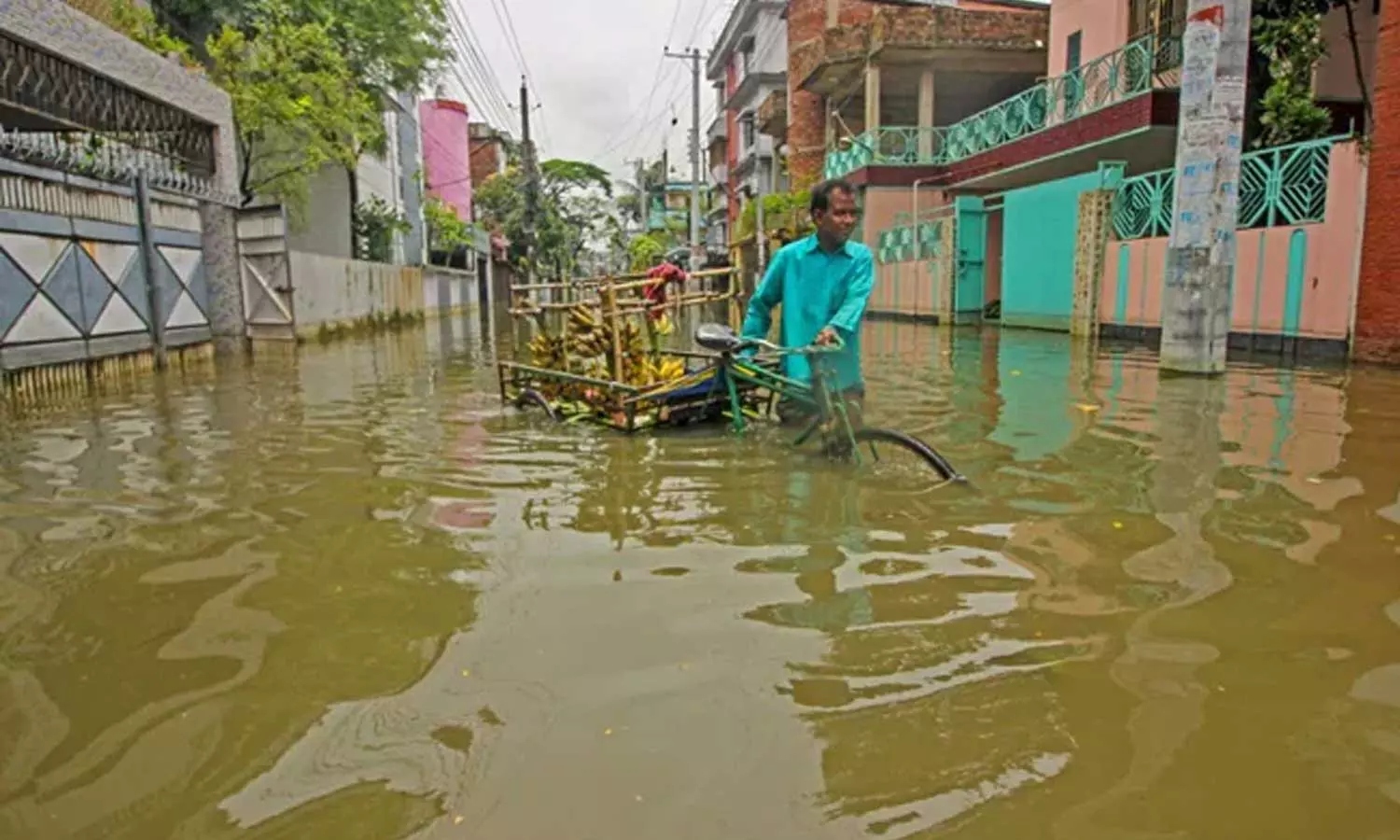 ബംഗ്ലാദേശിൽ 20 വർഷത്തിനിടയിലെ ഏറ്റവും വലിയ പ്രളയം; ലക്ഷക്കണക്കിനാളുകൾ ദുരിതത്തിൽ ബംഗ്ലാദേശിൽ 20 വർഷത്തിനിടയിലെ ഏറ്റവും വലിയ പ്രളയം; ലക്ഷക്കണക്കിനാളുകൾ ദുരിതത്തിൽ