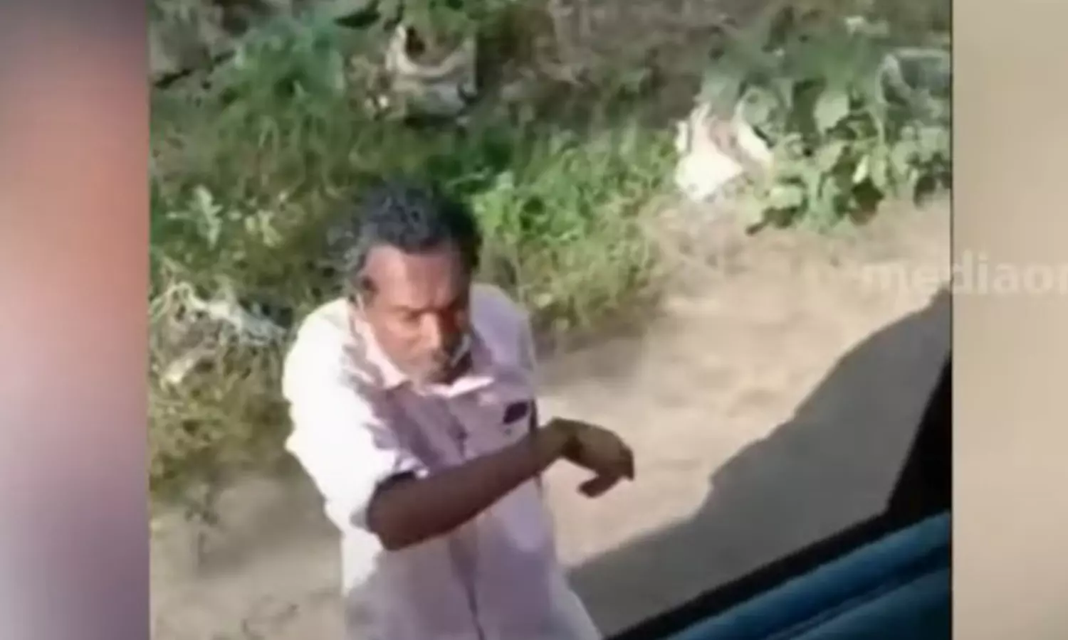 ബസിനുള്ളിൽ മധ്യവയസ്കന്റെ നഗ്നതാപ്രദർശനം; ഇറക്കിവിട്ടതോടെ കല്ലെറിഞ്ഞ് ആക്രമണം ബസിനുള്ളിൽ മധ്യവയസ്കന്റെ നഗ്നതാപ്രദർശനം; ഇറക്കിവിട്ടതോടെ കല്ലെറിഞ്ഞ് ആക്രമണം