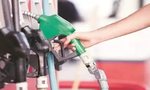 കുറച്ച ഇന്ധനവില പ്രാബല്യത്തിൽ; കേരളത്തിലെ വില ഇങ്ങനെ