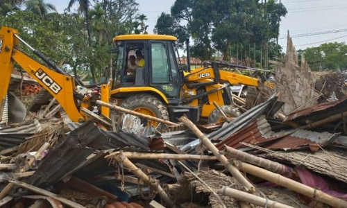 അസമിൽ യുവാവിന്‍റെ കസ്റ്റഡി മരണത്തിൽ പ്രതിഷേധിച്ച നാട്ടുകാരുടെ വീടുകൾ ബുള്‍ഡോസര്‍ കയറ്റി തകർത്തു