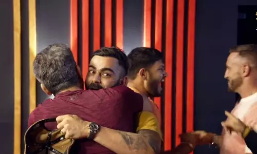 മുംബൈയുടെ ഓരോ റണ്ണിനും ആർത്തുവിളിച്ച് കോഹ്ലി; ഡൽഹിയുടെ വിക്കറ്റ് വീഴ്ചയില്‍ ഇളകിമറിഞ്ഞ് ബാംഗ്ലൂർ ക്യാംപ്- വിഡിയോ