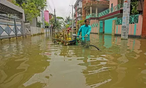 ബംഗ്ലാദേശിൽ 20 വർഷത്തിനിടയിലെ ഏറ്റവും വലിയ പ്രളയം; ലക്ഷക്കണക്കിനാളുകൾ ദുരിതത്തിൽ