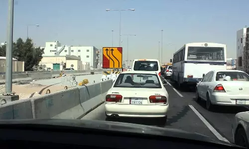 പതിയെ പോയാലും പിടി വീഴും; ഖത്തറിൽ വേഗത കൂടിയ പാതയിൽ മന്ദഗതിയിൽ വാഹനമോടിച്ചാൽ 500 റിയാൽ പിഴ