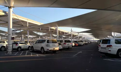 യാത്രക്കാരെ സ്വീകരിക്കാൻ പാർക്കിങ് ഏരിയ ഉപയോഗിക്കണം; ഹമദ് രാജ്യാന്തര വിമാനത്താവളത്തിൽ വാഹനങ്ങൾക്ക് നിയന്ത്രണം