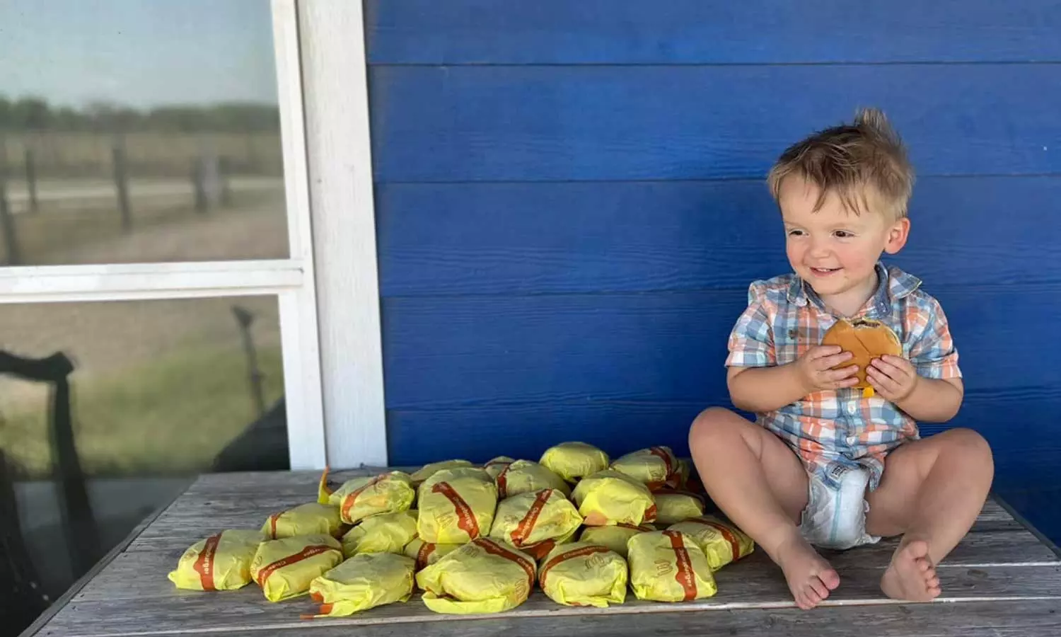 31 ചീസ് ബർഗർ, 16 ഡോളർ ടിപ്‌സ്; രണ്ടുവയസുകാരൻ അമ്മക്ക് നൽകിയത് എട്ടിന്റെ പണി