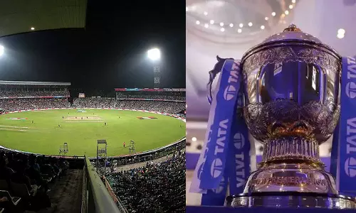 മഴയിൽ മുങ്ങി ഈഡൻ ഗാർഡൻസ്; കളി മുടങ്ങിയാൽ ആര് കപ്പടിക്കും?