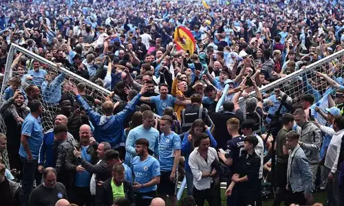 ഗോൾപോസ്റ്റിൽ വലിഞ്ഞുകേറി, ആസ്റ്റൻ വില്ല ഗോളിയെ ആക്രമിച്ചു; കൈവിട്ട് സിറ്റി ആരാധകരുടെ വിജയാഘോഷം