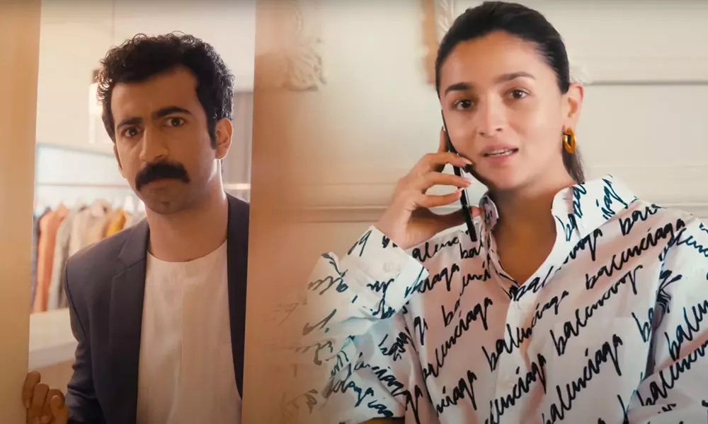 എന്നോട് ചോദിച്ചാല് അങ്ങ് പറഞ്ഞുകൊടുക്കുമെന്നാ, മണ്ടന്; ആലിയ ഭട്ടിന്റെ കൂടെ മലയാളം പറഞ്ഞ് റോഷന്, ഡാര്ലിങ്സ് നെറ്റ്ഫ്ലിക്സ് റിലീസിന് എന്നോട് ചോദിച്ചാല് അങ്ങ് പറഞ്ഞുകൊടുക്കുമെന്നാ, മണ്ടന്; ആലിയ ഭട്ടിന്റെ കൂടെ മലയാളം പറഞ്ഞ് റോഷന്, ഡാര്ലിങ്സ് നെറ്റ്ഫ്ലിക്സ് റിലീസിന്