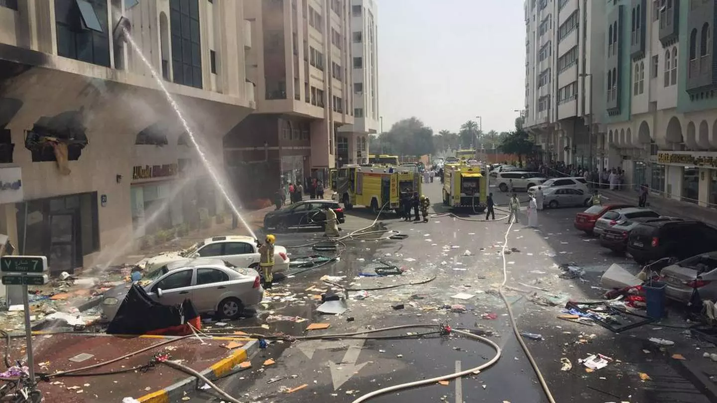 ഗ്യാസ് സംഭരണി സ്ഫോടനം; നാശനഷ്ടമുണ്ടായ ഭാഗത്തെ കെട്ടിടങ്ങളിലേക്ക് താമസക്കാർ മടങ്ങിത്തുടങ്ങി ഗ്യാസ് സംഭരണി സ്ഫോടനം; നാശനഷ്ടമുണ്ടായ ഭാഗത്തെ കെട്ടിടങ്ങളിലേക്ക് താമസക്കാർ മടങ്ങിത്തുടങ്ങി