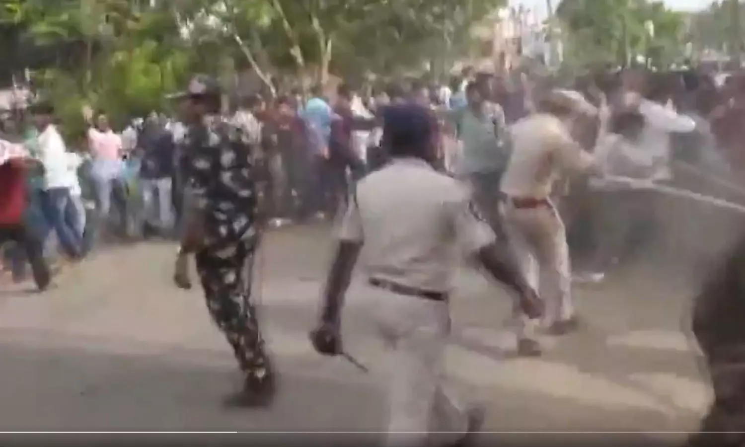 ജില്ലയുടെ പേരുമാറ്റത്തെ ചൊല്ലി ആന്ധ്രയിൽ കലാപം; പൊലീസുകാരടക്കം നിരവധി പേർക്ക് പരിക്ക് ജില്ലയുടെ പേരുമാറ്റത്തെ ചൊല്ലി ആന്ധ്രയിൽ കലാപം; പൊലീസുകാരടക്കം നിരവധി പേർക്ക് പരിക്ക്