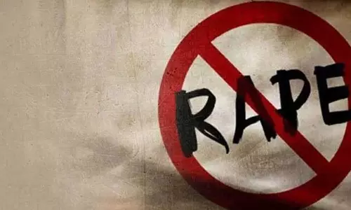 ഗ്യാസ് സ്റ്റൗ സ്ഥാപിക്കാനെത്തി സൈനികന്‍റെ ഭാര്യയെ  കൂട്ടബലാത്സാംഗം ചെയ്ത് പണം തട്ടി; രണ്ടുപേർക്കെതിരെ കേസ്