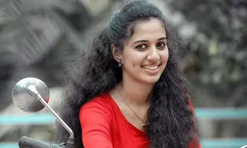 ഒന്ന് മുഖം മാറിയാല് എനിക്ക് ടെന്ഷനാ, അടി കൊണ്ടിട്ടുള്ളതുകൊണ്ട് പേടിയാ: വിസ്മയയുടെ ഫോണ് സംഭാഷണം ഒന്ന് മുഖം മാറിയാല് എനിക്ക് ടെന്ഷനാ, അടി കൊണ്ടിട്ടുള്ളതുകൊണ്ട് പേടിയാ: വിസ്മയയുടെ ഫോണ് സംഭാഷണം