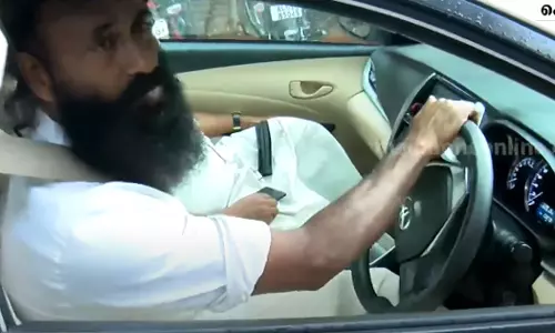 അവളുടെ ആത്മാവ് ഇതിലുണ്ട്: വിസ്മയയുടെ വിവാഹത്തിന് നൽകിയ കാറിൽ വിധി കേൾക്കാനെത്തി അച്ഛൻ അവളുടെ ആത്മാവ് ഇതിലുണ്ട്: വിസ്മയയുടെ വിവാഹത്തിന് നൽകിയ കാറിൽ വിധി കേൾക്കാനെത്തി അച്ഛൻ