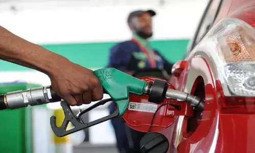 ഒരു രൂപ കുറവിന് കാരണം എണ്ണക്ക​മ്പ​നികള്‍: നികുതി കുറച്ചപ്പോള്‍ കൂട്ടിയത്  79 പൈ​സ