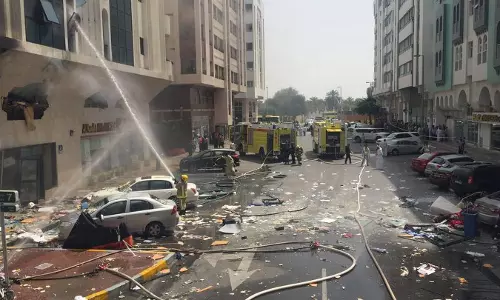 ഗ്യാസ് സംഭരണി സ്ഫോടനം; നാശനഷ്ടമുണ്ടായ ഭാഗത്തെ കെട്ടിടങ്ങളിലേക്ക് താമസക്കാർ മടങ്ങിത്തുടങ്ങി