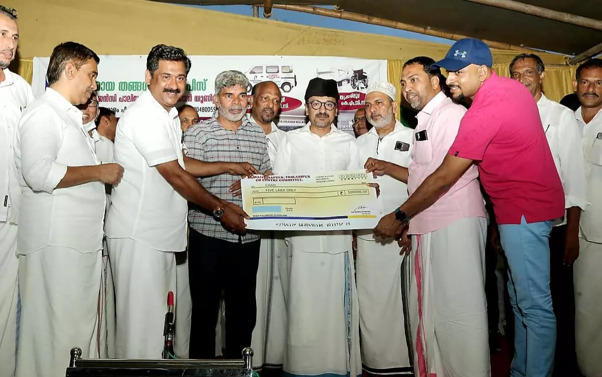 തൃക്കരിപ്പൂർ സി.എച്ച്‌ സെന്ററിലേക്ക്‌ കിഡ്നി ഡയാലിസിസ്‌ കിറ്റിനുള്ള സഹായം വിതരണം ചെയ്തു