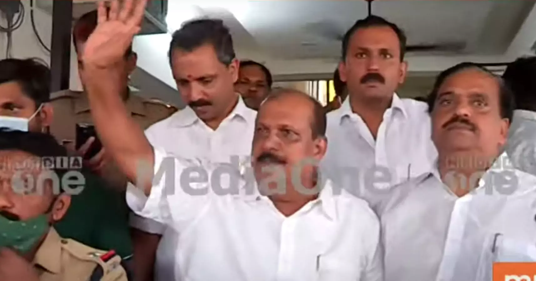 കെ സുരേന്ദ്രന്റെ കരം പിടിച്ച്, ബിജെപി പ്രവർത്തകരുടെ മുദ്രാവാക്യങ്ങൾക്കിടയിലൂടെ പിസി ജോർജ്