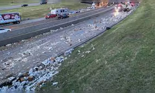 മുട്ടയുമായി പോയ ട്രക്ക് അപകടത്തില്‍പ്പെട്ടു; റോഡില്‍ പൊട്ടിവീണത് രണ്ടര ലക്ഷത്തിലധികം മുട്ടകള്‍