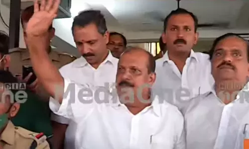 കെ സുരേന്ദ്രന്റെ കരം പിടിച്ച്, ബിജെപി പ്രവർത്തകരുടെ മുദ്രാവാക്യങ്ങൾക്കിടയിലൂടെ പിസി ജോർജ്