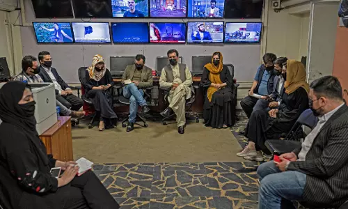 വനിതാ അവതാരകർ മുഖംമറയ്ക്കണമെന്ന് താലിബാൻ ഉത്തരവ്; മാസ്‌ക് ധരിച്ച് പുരുഷ അവതാരകരുടെ ഐക്യദാർഢ്യം