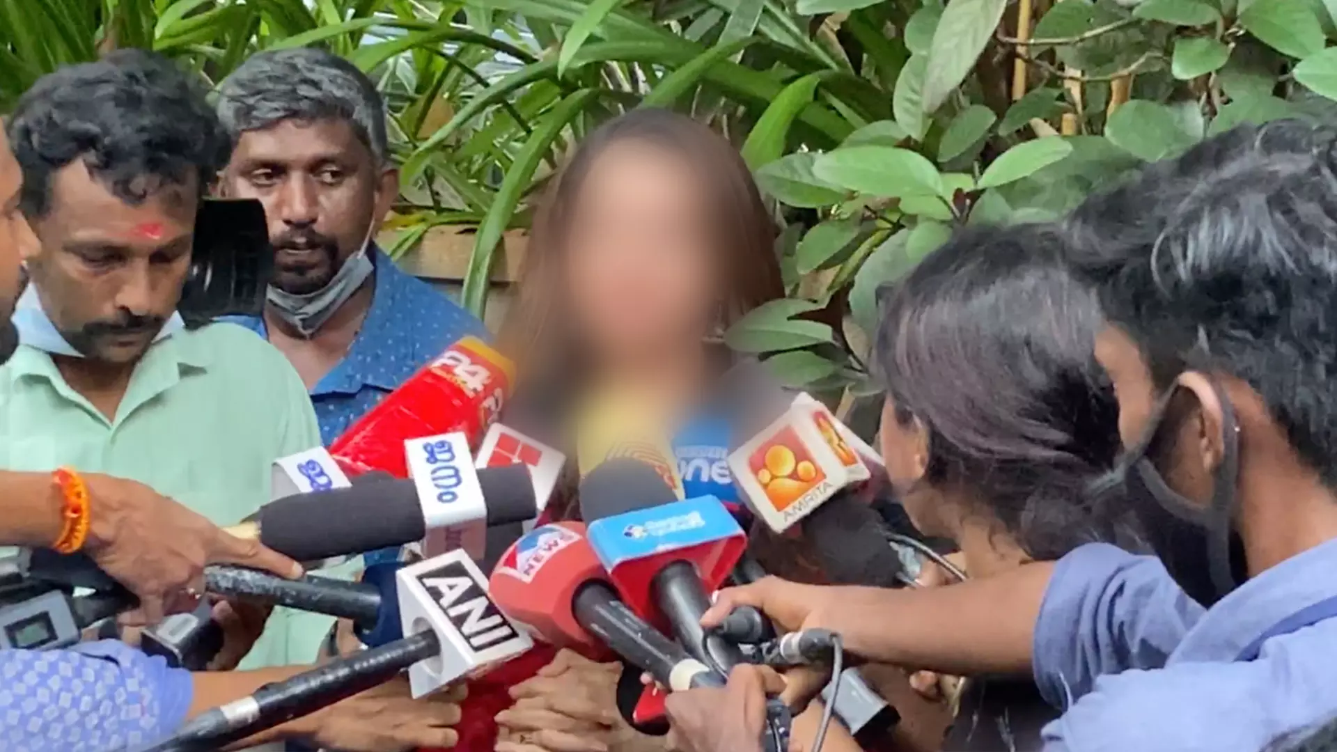 സർക്കാറിനെ വിശ്വസിക്കുന്നു, എന്റെ ആശങ്കകളാണ് മുഖ്യമന്ത്രിയോട് പങ്കുവെച്ചത്: അതിജീവിത സർക്കാറിനെ വിശ്വസിക്കുന്നു, എന്റെ ആശങ്കകളാണ് മുഖ്യമന്ത്രിയോട് പങ്കുവെച്ചത്: അതിജീവിത