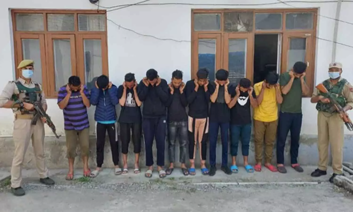 യാസീൻ മാലികിനെ ശിക്ഷിച്ചതിനെതിരെ പ്രതിഷേധിച്ച 10 പേർ ശ്രീനഗറിൽ അറസ്റ്റിൽ യാസീൻ മാലികിനെ ശിക്ഷിച്ചതിനെതിരെ പ്രതിഷേധിച്ച 10 പേർ ശ്രീനഗറിൽ അറസ്റ്റിൽ