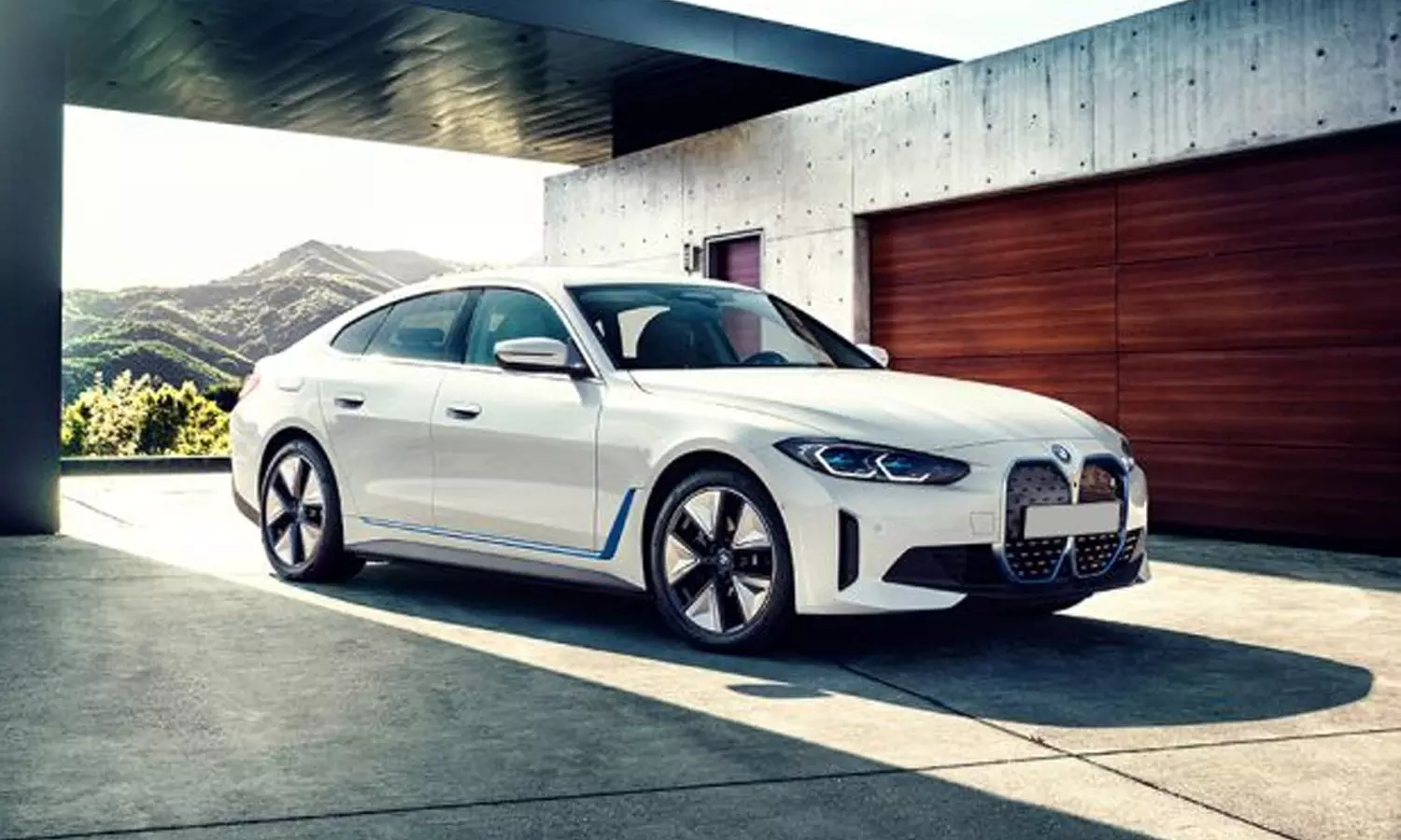 ഒറ്റ ചാർജിൽ കാസർകോട്ട് നിന്ന് തിരുവനന്തപുരത്തെത്താം; ബിഎംഡബ്യു ഐ4 വിപണിയിൽ