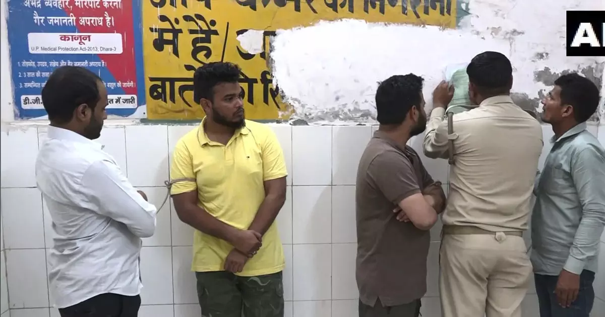 താജ് മഹൽ മസ്ജിദിൽ നമസ്‌കരിച്ചു; നാലു വിനോദസഞ്ചാരികൾ അറസ്റ്റിൽ