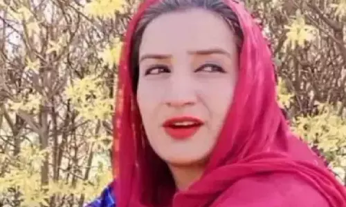 കാശ്മീരില് ഭീകരരുടെ വെടിയേറ്റ് ടിവി ആർട്ടിസ്റ്റ് കൊല്ലപ്പെട്ടു; 10 വയസുകാരനും പരിക്കേറ്റു കാശ്മീരില് ഭീകരരുടെ വെടിയേറ്റ് ടിവി ആർട്ടിസ്റ്റ് കൊല്ലപ്പെട്ടു; 10 വയസുകാരനും പരിക്കേറ്റു