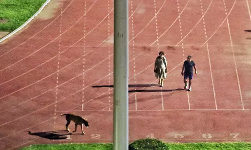 ഐഎഎസുകാരനും പട്ടിക്കും നടക്കണം; ഡല്‍ഹി സ്‌റ്റേഡിയത്തിൽനിന്ന് കായിക താരങ്ങളെ ഒഴിപ്പിച്ച് അധികൃതര്‍!