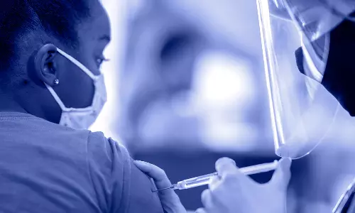 കോവിഡ് വാക്‌സിനേഷന്‍ യജ്ഞം; ആവേശത്തോടെയെത്തി കുട്ടികൾ