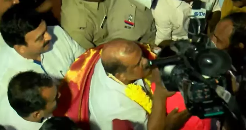 പി.സി ജോര്ജ് പുറത്തിറങ്ങുന്നതിനിടെ മാധ്യമ പ്രവര്ത്തകര്ക്ക് മര്ദനം പി.സി ജോര്ജ് പുറത്തിറങ്ങുന്നതിനിടെ മാധ്യമ പ്രവര്ത്തകര്ക്ക് മര്ദനം