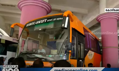 സ്വിഫ്റ്റ് ബസ് കോഴിക്കോട് കെഎസ്ആർടിസി സ്റ്റാൻഡിൽ തൂണുകൾക്കിടയിൽ കുടുങ്ങി
