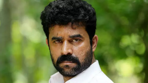 വിദേശത്ത് ഒളിവിലുള്ള നടൻ വിജയ് ബാബു തിങ്കളാഴ്ച പുലർച്ചെ മടങ്ങിയെത്തിയേക്കും