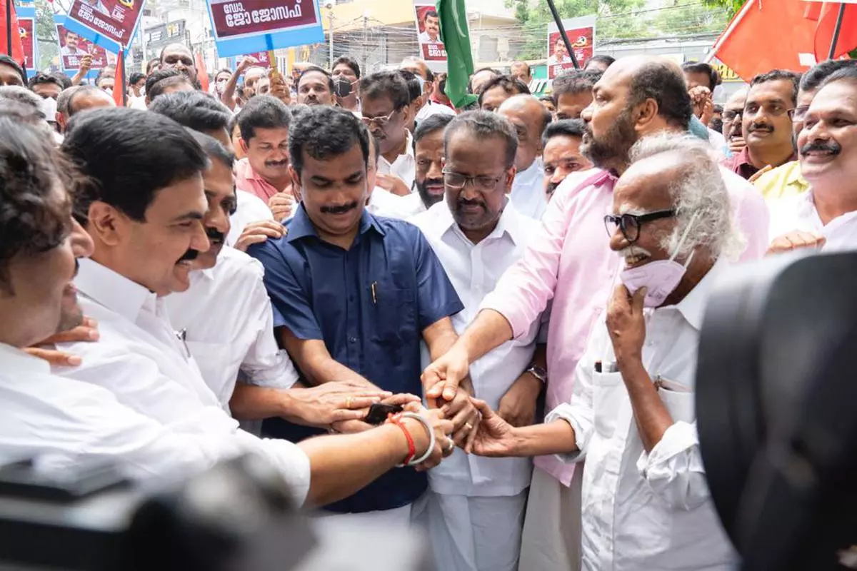 തൃക്കാക്കരയില് പരസ്യപ്രചാരണം അവസാനിക്കുന്നു; കൊട്ടിക്കലാശം നാളെ തൃക്കാക്കരയില് പരസ്യപ്രചാരണം അവസാനിക്കുന്നു; കൊട്ടിക്കലാശം നാളെ