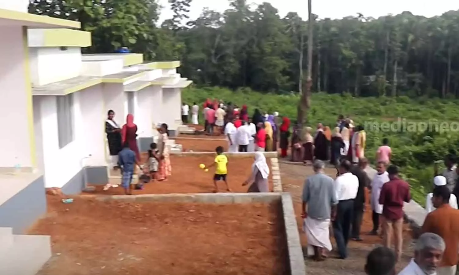 പാലക്കാട് പട്ടാമ്പി ഞാങ്ങാട്ടിരിയിലെ പീപ്പിൾസ് ഹോമുകളിൽ കുടുംബങ്ങൾ താമസം ആരംഭിച്ചു പാലക്കാട് പട്ടാമ്പി ഞാങ്ങാട്ടിരിയിലെ പീപ്പിൾസ് ഹോമുകളിൽ കുടുംബങ്ങൾ താമസം ആരംഭിച്ചു