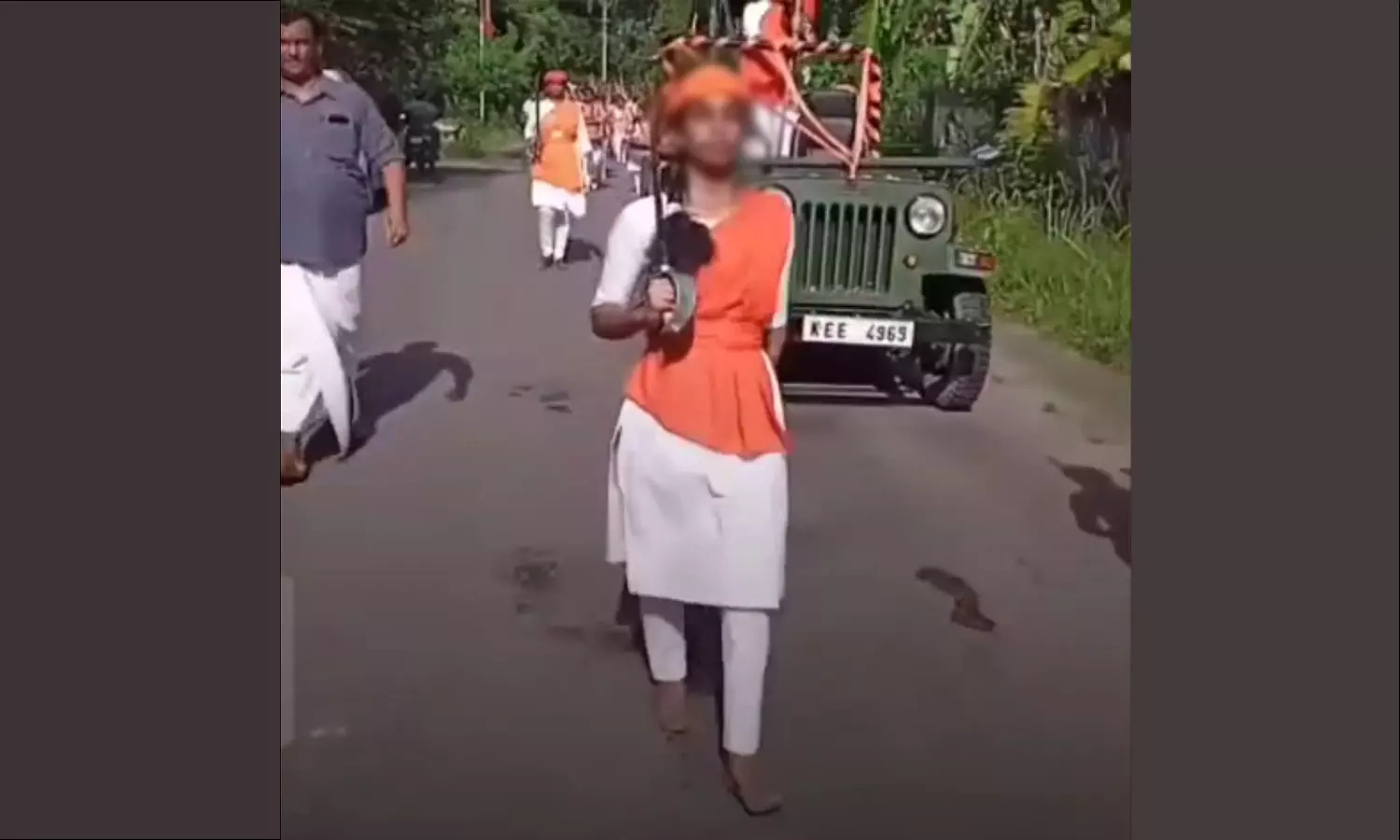 തിരുവനന്തപുരത്ത് വാളേന്തി വി.എച്ച്.പിയുടെ ദുർഗവാഹിനി പഥസഞ്ചലനം; പൊലീസ് കേസെടുത്തില്ല