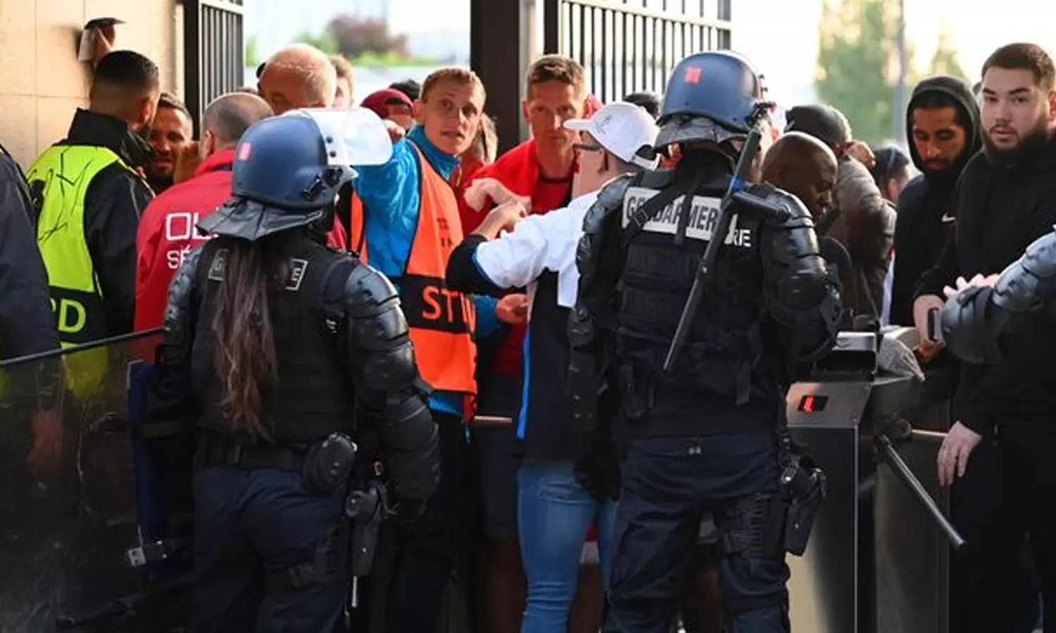 സ്റ്റേഡിയത്തിലേക്ക് തള്ളികയറാൻ കാണികളുടെ ശ്രമം; ചാമ്പ്യൻസ് ലീഗ് ഫൈനൽ തുടങ്ങിയത് അരമണിക്കൂർ വൈകി