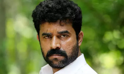 വിദേശത്ത് ഒളിവിലുള്ള നടൻ വിജയ് ബാബു തിങ്കളാഴ്ച പുലർച്ചെ മടങ്ങിയെത്തിയേക്കും