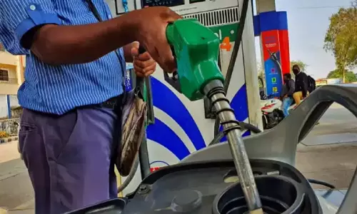 പെട്രോളിയം ഉത്പന്നങ്ങൾക്ക് അധിക നികുതി ഏർപ്പെടുത്താനുള്ള നീക്കവുമായി കേന്ദ്രം പെട്രോളിയം ഉത്പന്നങ്ങൾക്ക് അധിക നികുതി ഏർപ്പെടുത്താനുള്ള നീക്കവുമായി കേന്ദ്രം